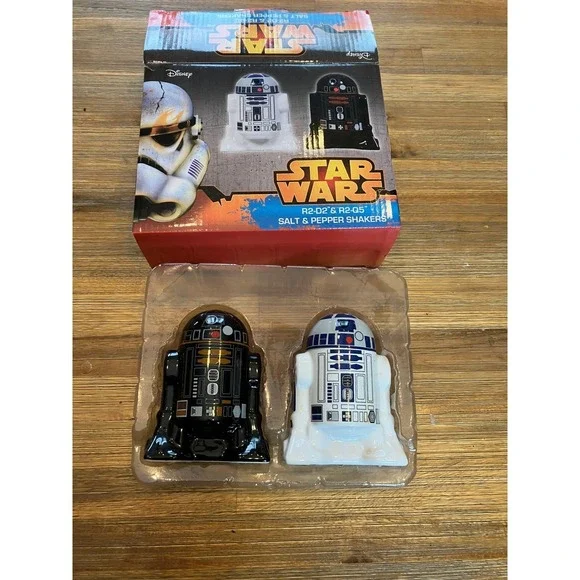 Star Wars R2-D2 And R2-Q5 Salt And Pepper Shaker Set Ceramic Disney NIB - Picture 2 of 8